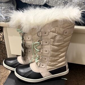 Sorel Women’s Tan and Black Waterproof Snow Boots Tofino size 8